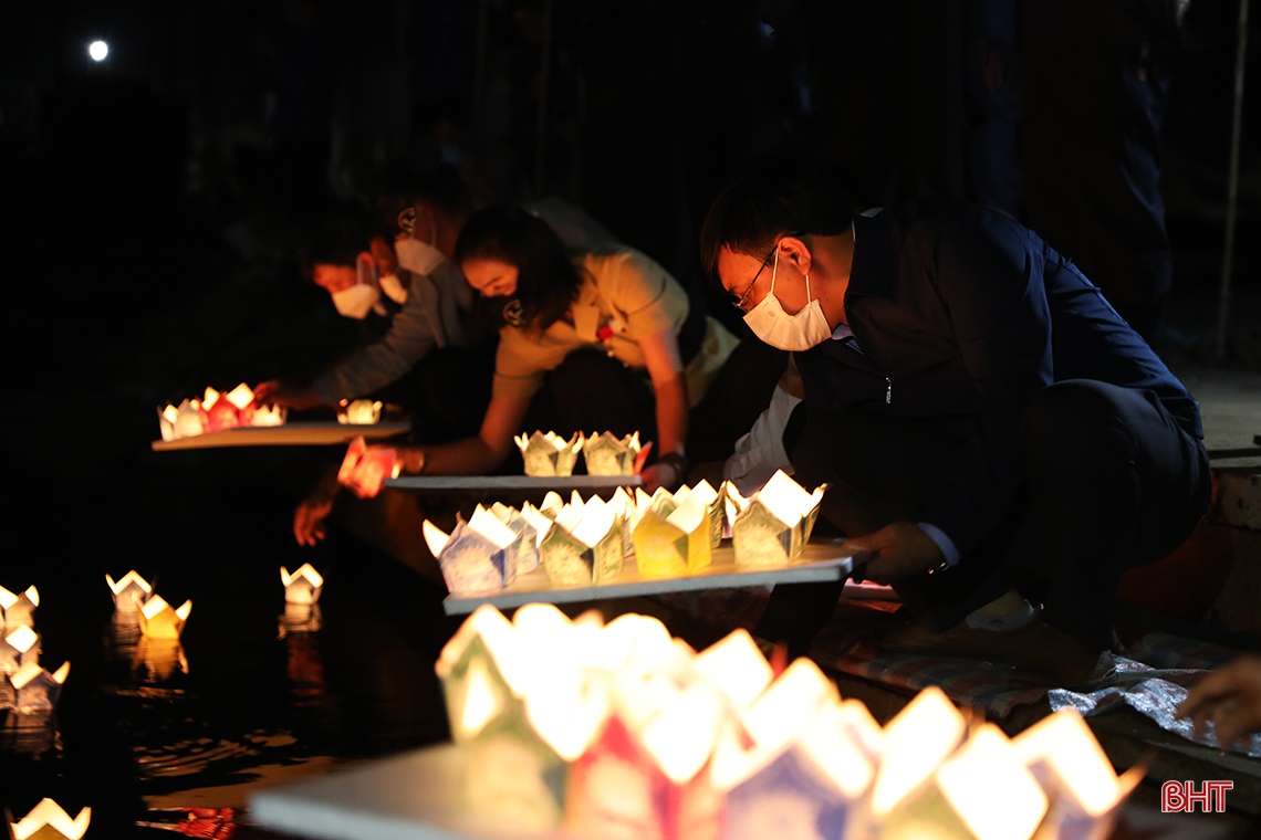 Thả đèn hoa đăng tưởng nhớ Chế thắng phu nhân Nguyễn Thị Bích Châu