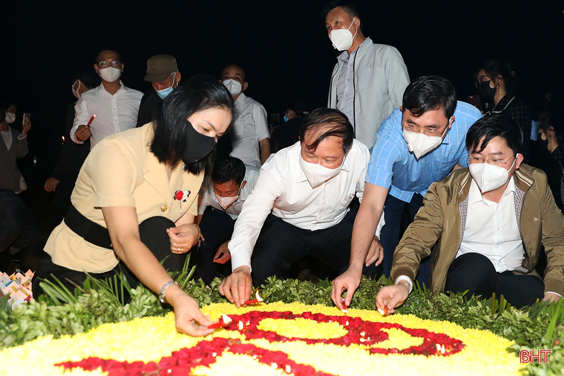 Thả đèn hoa đăng tưởng nhớ Chế thắng phu nhân Nguyễn Thị Bích Châu