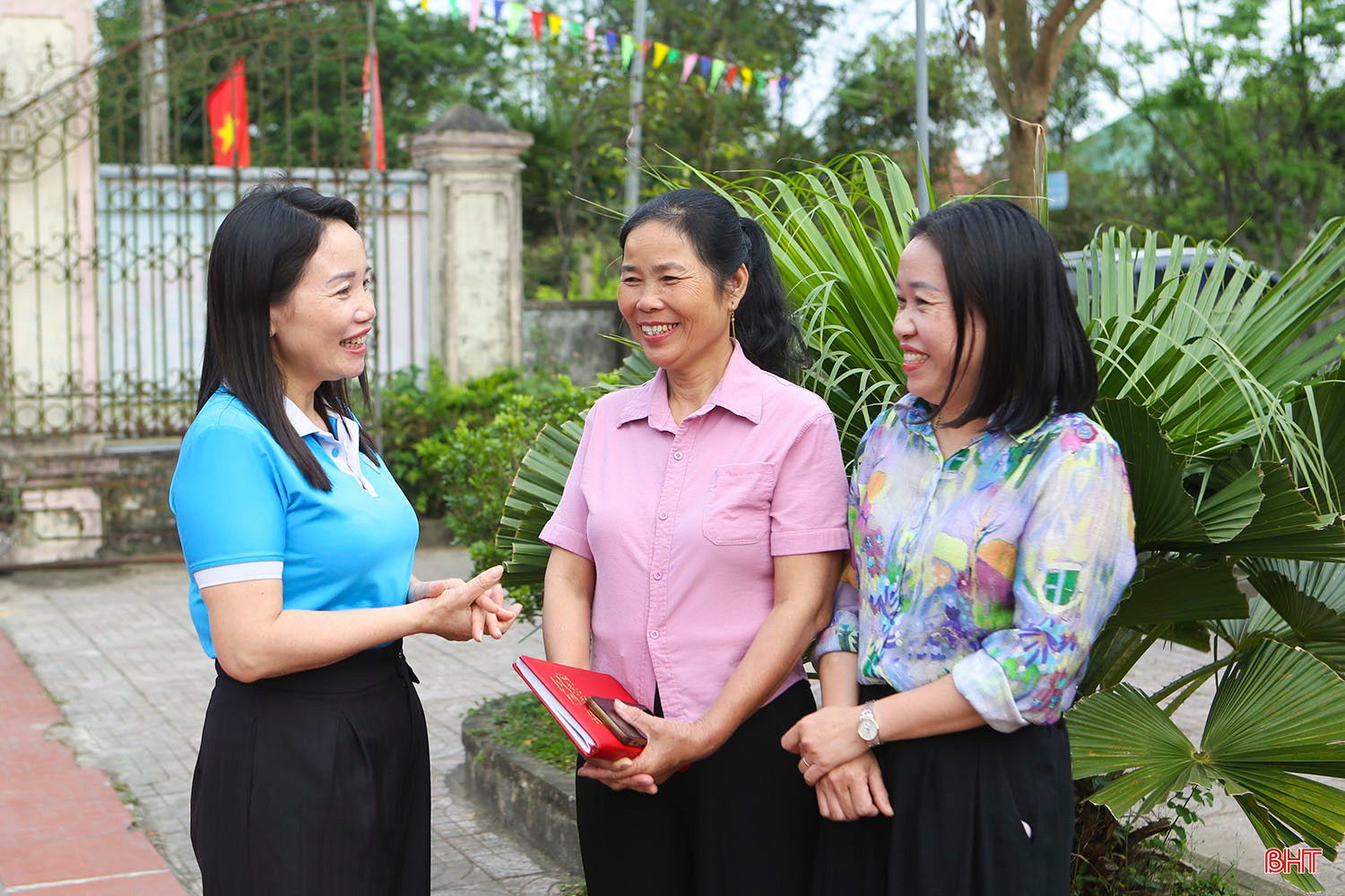 Chị Hoàng Thị Tương trao đổi các nội dung liên quan đến công tác hội với Chủ tịch Hội LHPN xã Lộc Hà (ngoài cùng bên trái).