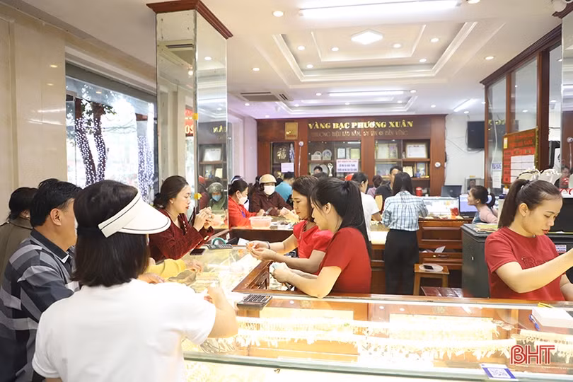 Thị trường vàng ở Hà Tĩnh sôi động trong ngày vía Thần tài