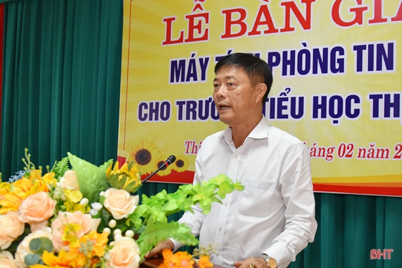 Trao tặng máy tính và các thiết bị trị giá 250 triệu đồng cho Trường Tiểu học Thịnh Lộc