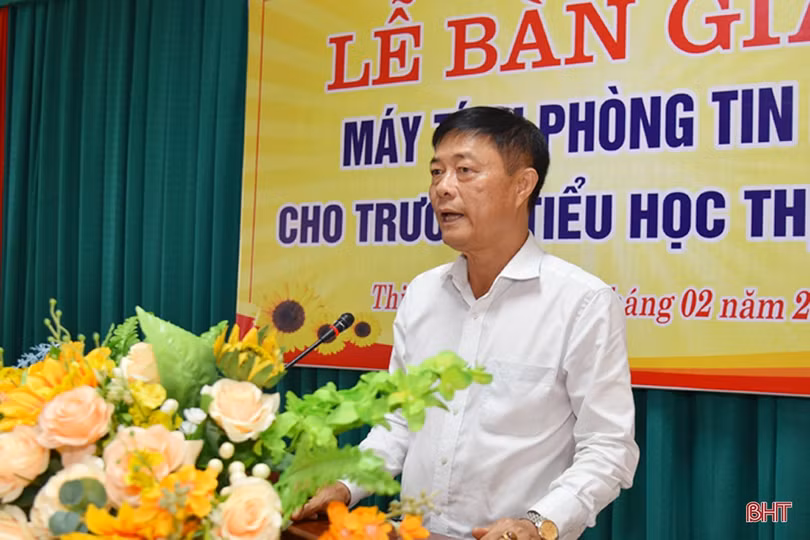 Trao tặng máy tính và các thiết bị trị giá 250 triệu đồng cho Trường Tiểu học Thịnh Lộc