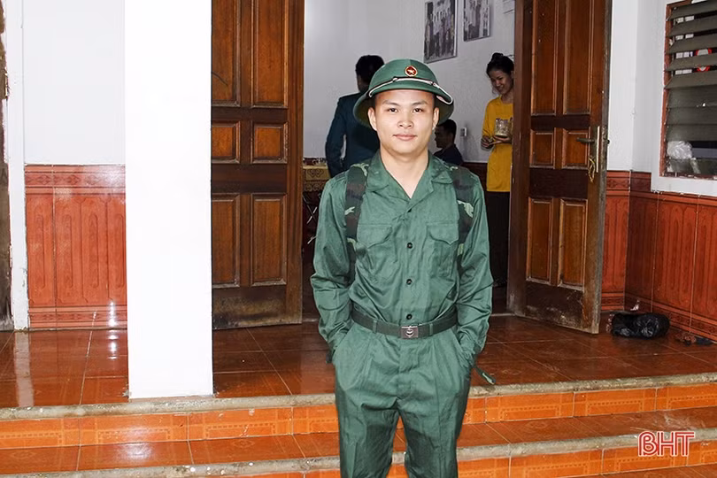 Tạm biệt vợ con, ngày mai anh lên đường...