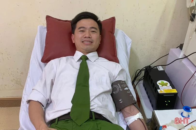 2 cán bộ Công an Hà Tĩnh trực tiếp hiến máu cứu người