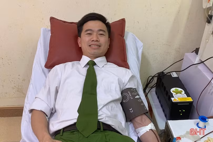 2 cán bộ Công an Hà Tĩnh trực tiếp hiến máu cứu người