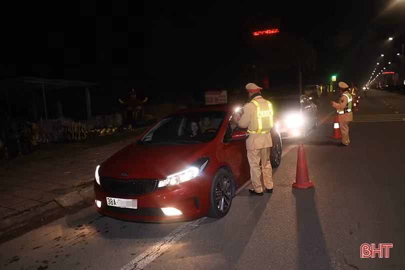 Kiên quyết xử lý hành vi chống đối kiểm tra nồng độ cồn