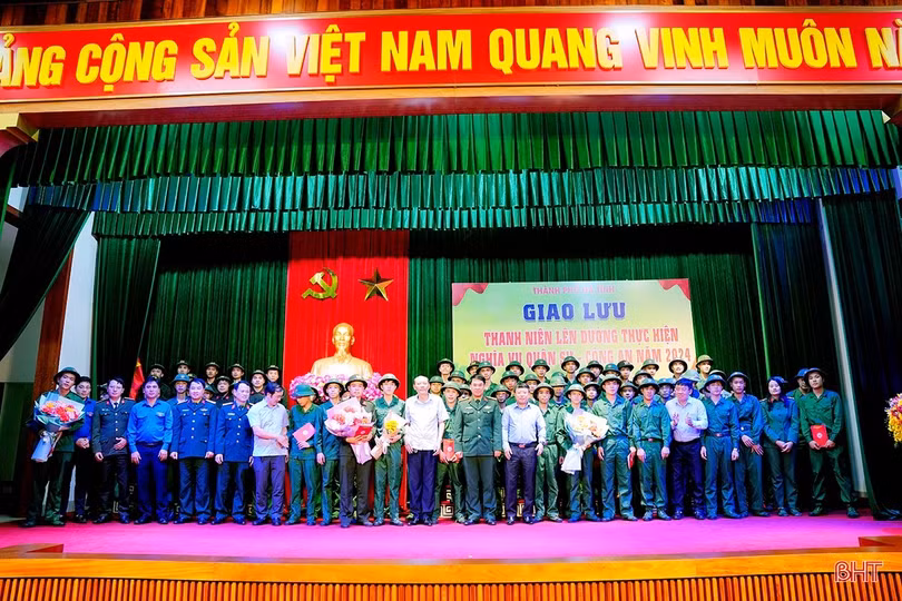 TP Hà Tĩnh gặp mặt thanh niên lên đường nhập ngũ