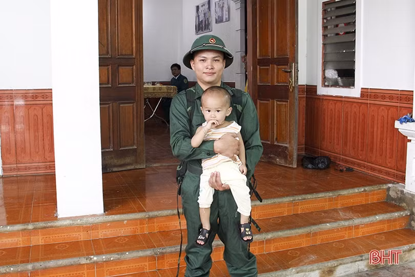 Tạm biệt vợ con, ngày mai anh lên đường...