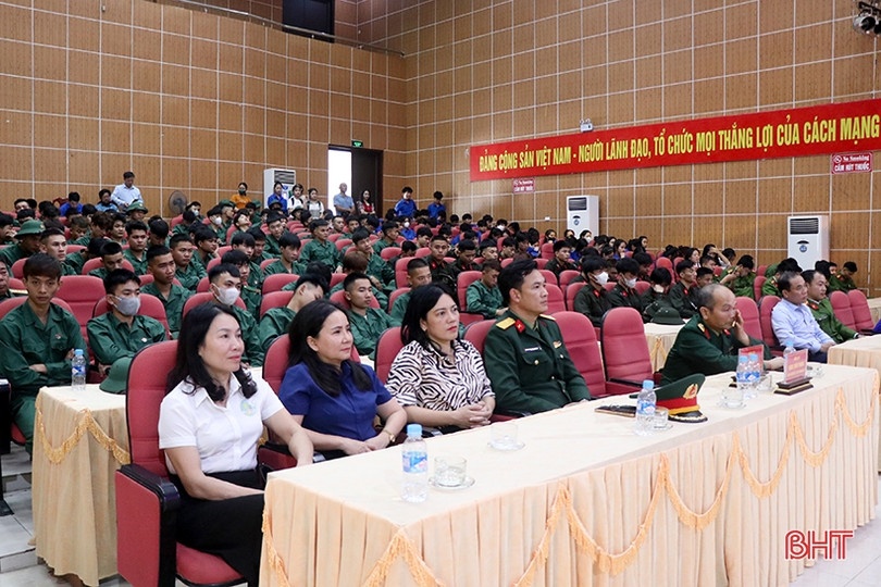 Can Lộc giao lưu, gặp mặt thanh niên lên đường nhập ngũ