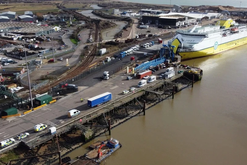 Xác minh thông tin phát hiện 7 người Việt Nam trong thùng xe tải ở Anh