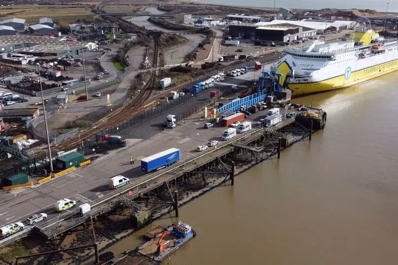 Xác minh thông tin phát hiện 7 người Việt Nam trong thùng xe tải ở Anh