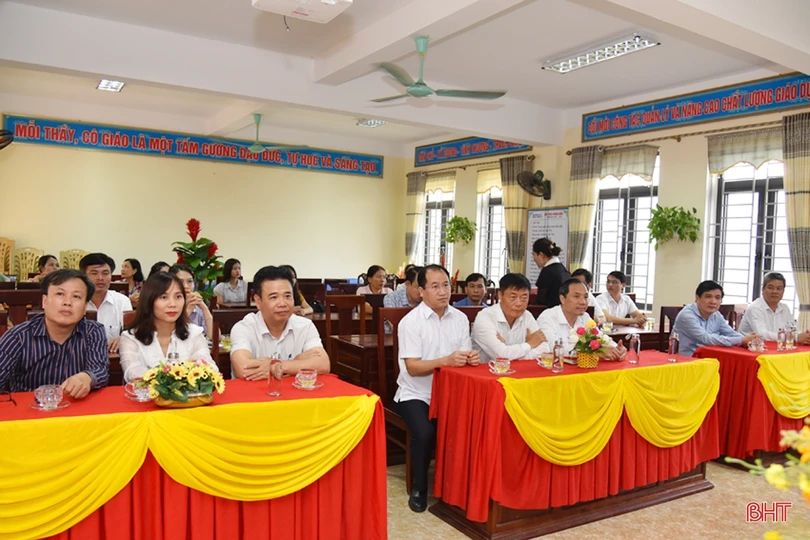 Trao tặng máy tính và các thiết bị trị giá 250 triệu đồng cho Trường Tiểu học Thịnh Lộc