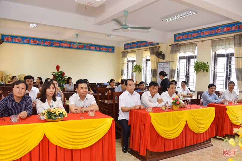 Trao tặng máy tính và các thiết bị trị giá 250 triệu đồng cho Trường Tiểu học Thịnh Lộc