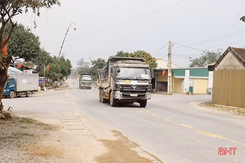 Nơm nớp khi qua nút giao QL 15A với đường liên huyện ở Can Lộc