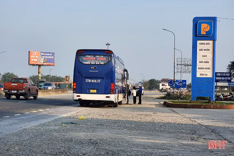 Lực lượng chức năng ghi hình, xử lý xe đón, trả khách sai quy định ở Hà Tĩnh