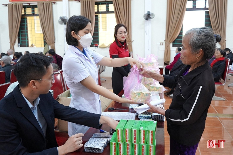 Khám, cấp thuốc cho 120 gia đình chính sách, hộ nghèo Nghi Xuân