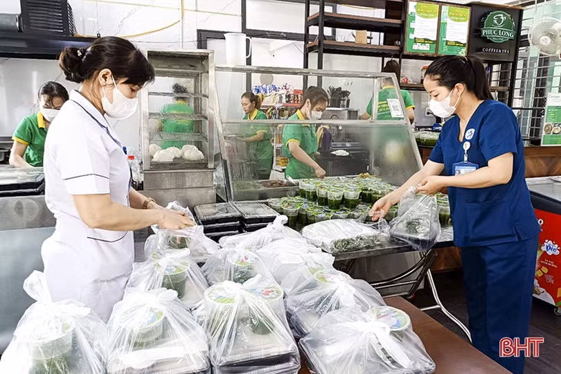 Những bữa ăn nghĩa tình ấm lòng người bệnh ở BVĐK Đức Thọ