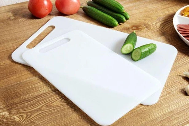 Vì sao nên hạn chế dùng thớt nhựa?
