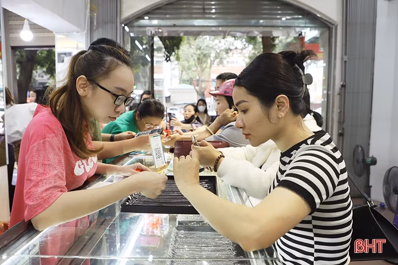 Thị trường vàng ở Hà Tĩnh sôi động trong ngày vía Thần tài