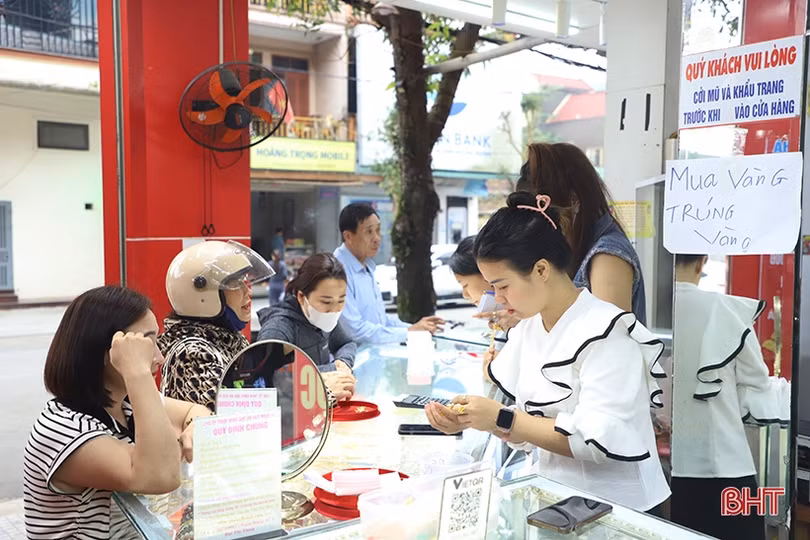 Thị trường vàng ở Hà Tĩnh sôi động trong ngày vía Thần tài