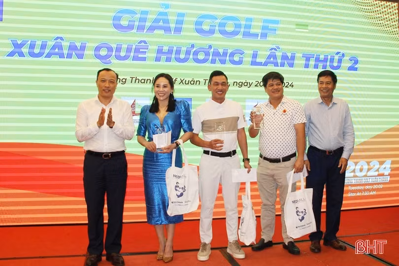 Giải Golf Xuân quê hương ủng hộ 300 triệu đồng xây dựng phòng máy tính trường học