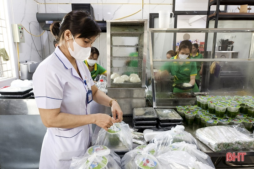 Những bữa ăn nghĩa tình ấm lòng người bệnh ở BVĐK Đức Thọ