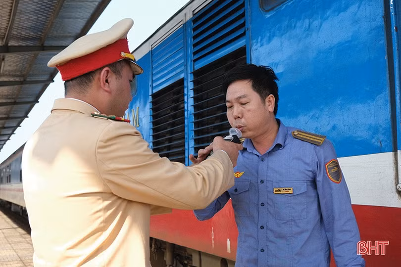 CSGT Công an Hà Tĩnh kiểm tra nồng độ cồn lái tàu hỏa
