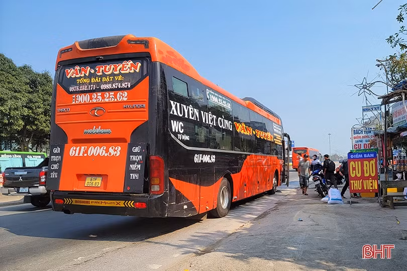 Nhà xe đường dài tăng giá vé, “tấp lề” đón khách