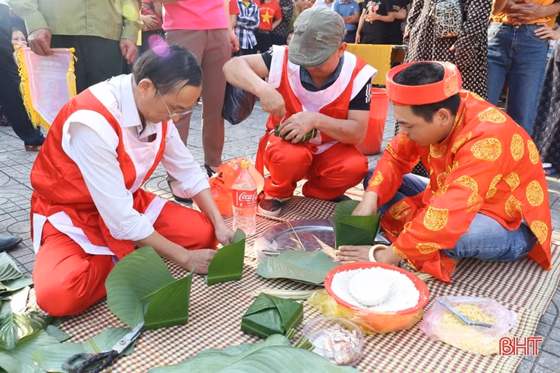 Thi gói bánh chưng, kéo co, đẩy gậy trong khuôn khổ Lễ hội Hải Thượng