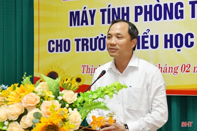 Trao tặng máy tính và các thiết bị trị giá 250 triệu đồng cho Trường Tiểu học Thịnh Lộc