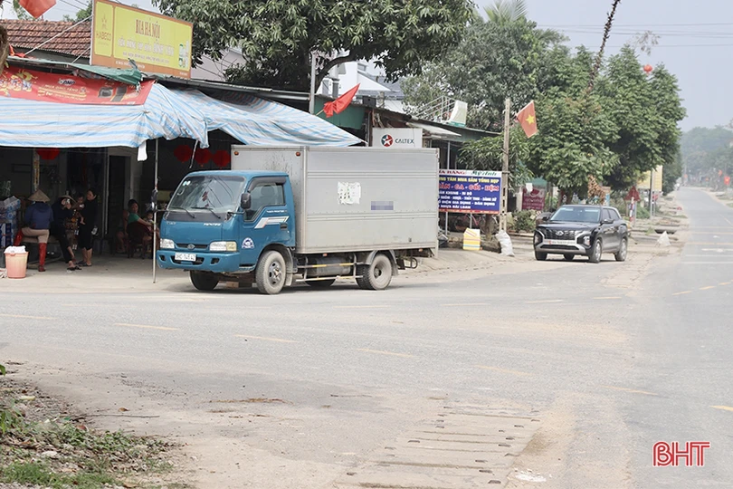 Nơm nớp khi qua nút giao QL 15A với đường liên huyện ở Can Lộc