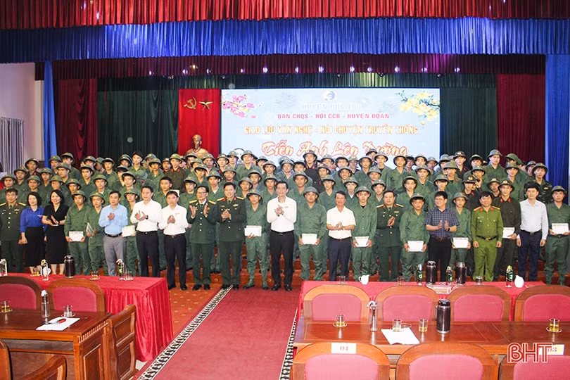 Gặp mặt, bồi dưỡng lý luận chính trị cho tân binh Hà Tĩnh