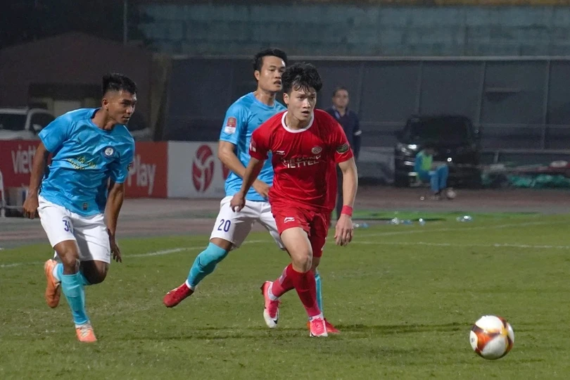 Từ cậu bé quên ăn để đá bóng tới nhạc trưởng bóng đá Việt Nam