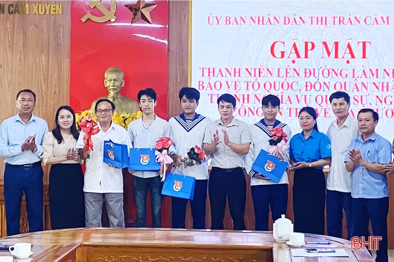 1.500 thanh niên Hà Tĩnh háo hức tòng quân