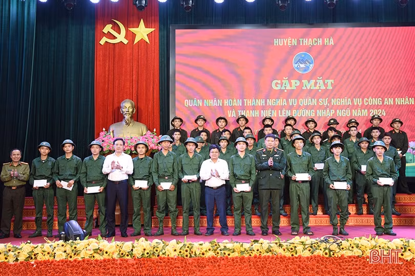 Thạch Hà gặp mặt thanh niên lên đường nhập ngũ