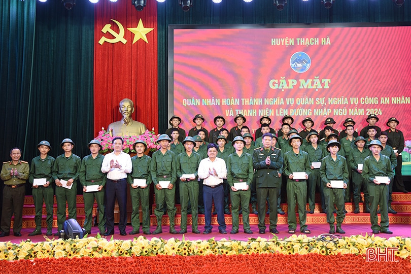 Thạch Hà gặp mặt thanh niên lên đường nhập ngũ