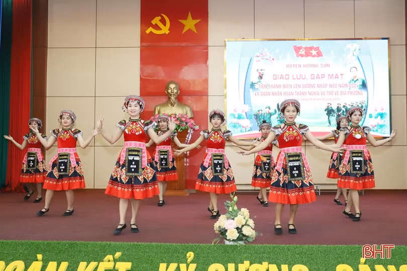 Ấm áp chương trình giao lưu, gặp mặt thanh niên lên đường nhập ngũ