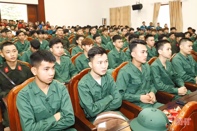 1.500 thanh niên Hà Tĩnh háo hức tòng quân