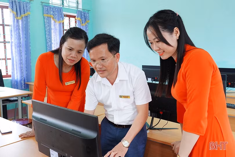 Trao tặng phòng máy tính cho trường học ở Nghi Xuân