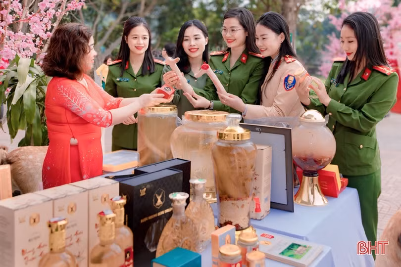 Bộ trưởng Bộ Y tế tham quan gian hàng giới thiệu sản phẩm OCOP Hà Tĩnh