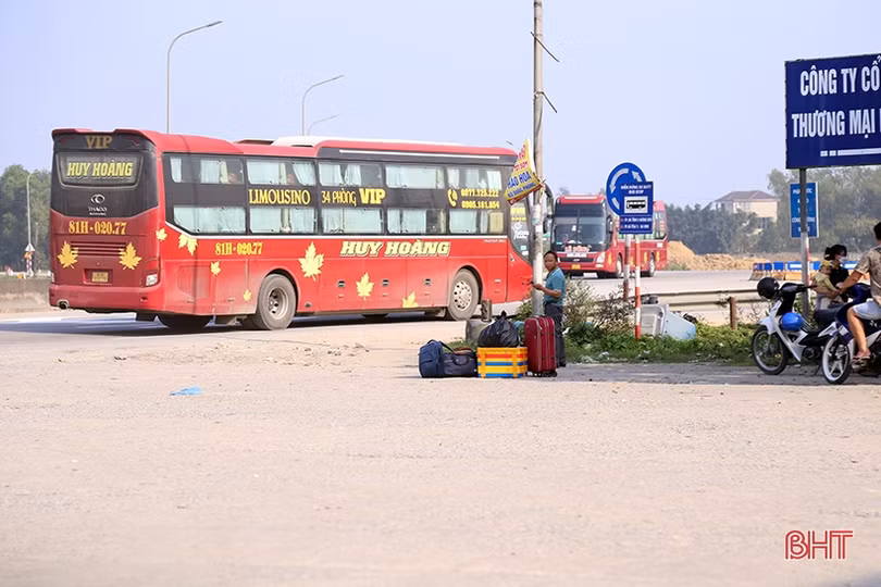 Nhà xe đường dài tăng giá vé, “tấp lề” đón khách