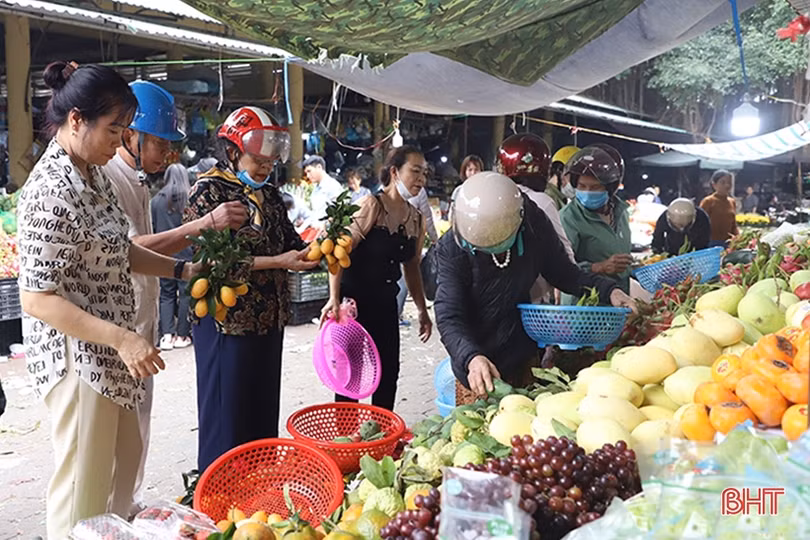 Thị trường rằm tháng Giêng ở Hà Tĩnh: Giá nhiều mặt hàng “hạ nhiệt”