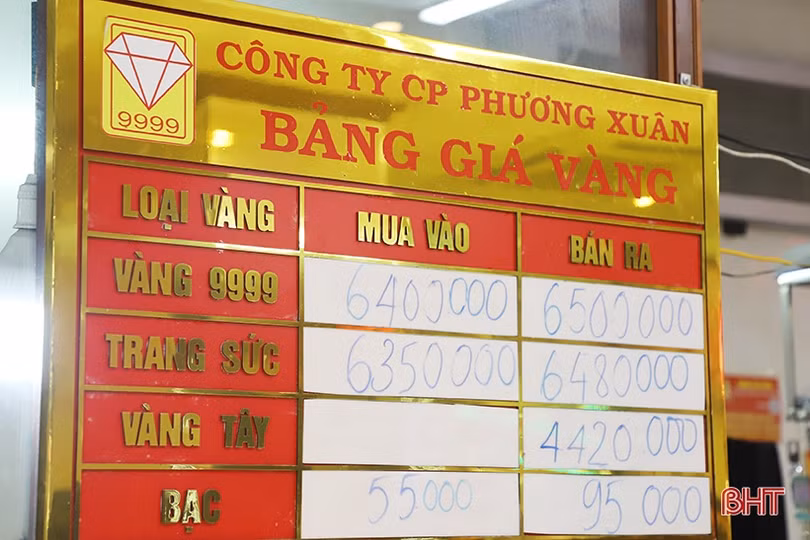 Thị trường vàng ở Hà Tĩnh sôi động trong ngày vía Thần tài