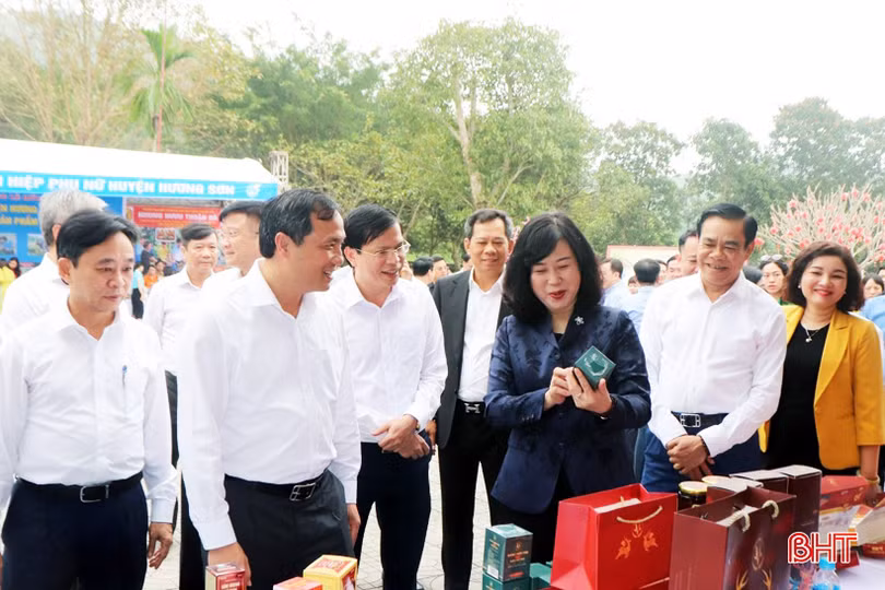 Bộ trưởng Bộ Y tế tham quan gian hàng giới thiệu sản phẩm OCOP Hà Tĩnh