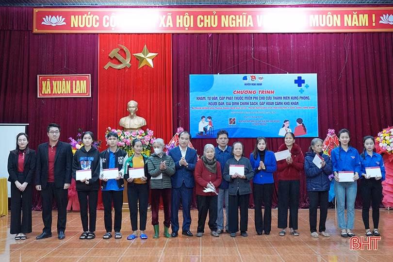 Khám, cấp thuốc cho 120 gia đình chính sách, hộ nghèo Nghi Xuân