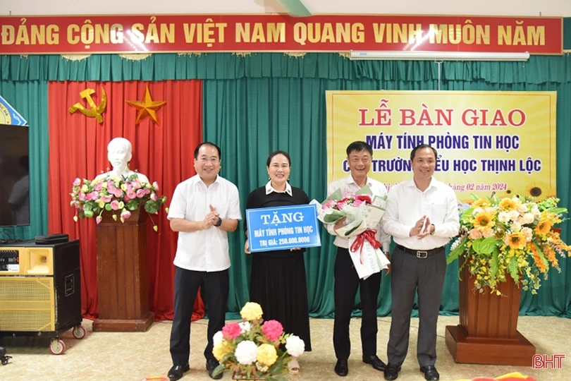 Trao tặng máy tính và các thiết bị trị giá 250 triệu đồng cho Trường Tiểu học Thịnh Lộc