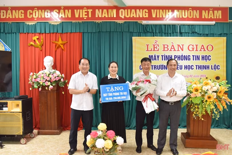 Trao tặng máy tính và các thiết bị trị giá 250 triệu đồng cho Trường Tiểu học Thịnh Lộc