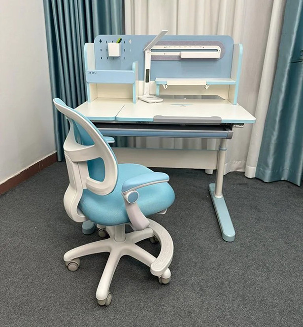 Ngồi đúng tư thế với bàn học chống gù BSUC giảm đến nửa giá