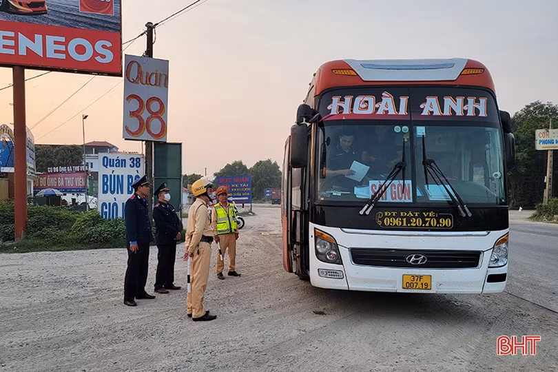 Lực lượng chức năng ghi hình, xử lý xe đón, trả khách sai quy định ở Hà Tĩnh