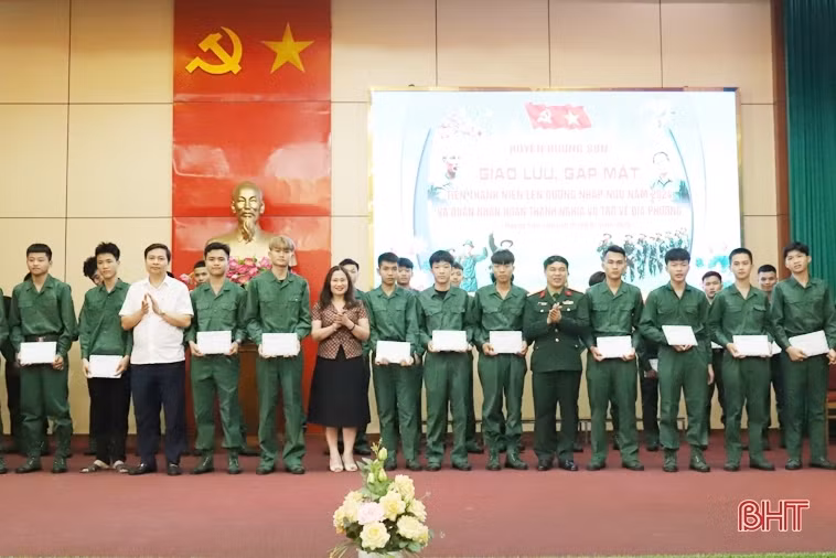 Ấm áp chương trình giao lưu, gặp mặt thanh niên lên đường nhập ngũ